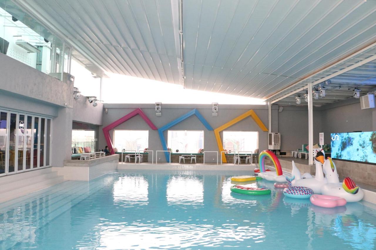 Pacific Regency Hotel Suites Kuala Lumpur Exterior foto The swimming pool at the hotel